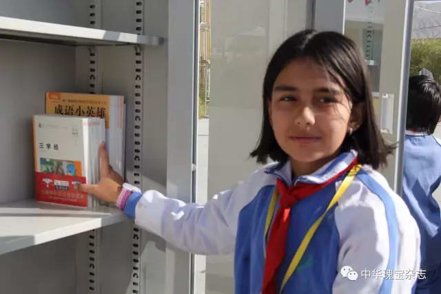 “小书架进课堂”公益活动走进新疆喀什(图)